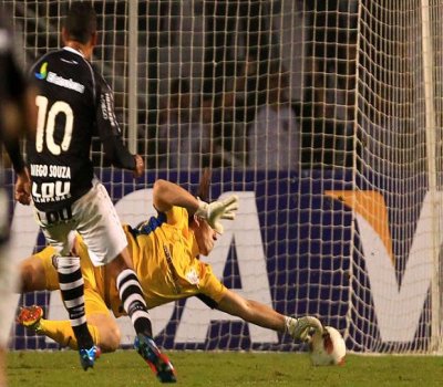 Cássio defende o chute que eliminaria o Corinthians da Libertadores